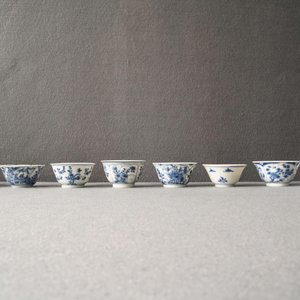 Vingt tasses et vingt-quatre soucoupes en porcelaine de Chine en bleu et blanc, Kangxi — photo 15