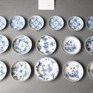 Vingt tasses et vingt-quatre soucoupes en porcelaine de Chine en bleu et blanc, Kangxi — photo 20