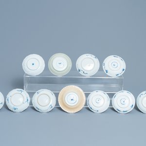 Vingt tasses et vingt-quatre soucoupes en porcelaine de Chine en bleu et blanc, Kangxi — photo 5