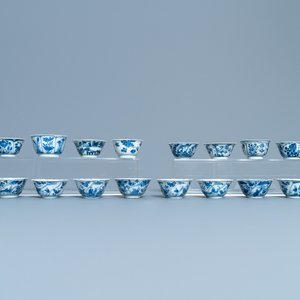 Vingt tasses et vingt-quatre soucoupes en porcelaine de Chine en bleu et blanc, Kangxi — photo 6