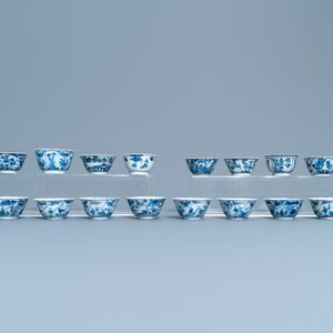 Vingt tasses et vingt-quatre soucoupes en porcelaine de Chine en bleu et blanc, Kangxi — photo 7