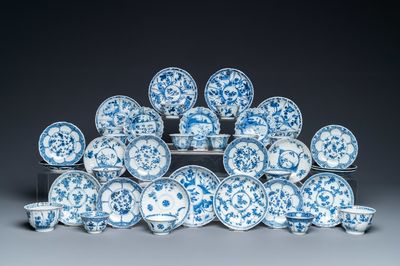 Vingt-trois soucoupes et dix-sept tasses en porcelaine de Chine en bleu et blanc, Kangxi