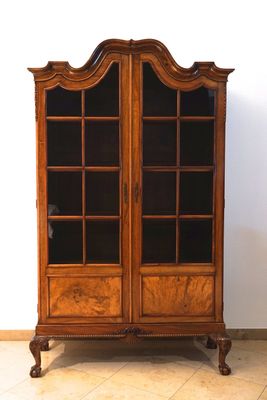 Vitrine anglaise en noix plaqué, style Chippendale, 19e