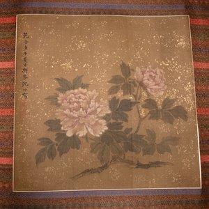 Wan Rong 婉容(1904-1946) and Shen Quan 沈铨 (1682-1760): 'Ruyi' and 'Peony', ink and colour on silk — foto 4