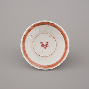 Wapenschild kop en bordje in Chinees porselein met wapenschild van de VOC, gedateerd 1728, Yongzheng — foto 4