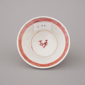 Wapenschild kop en bordje in Chinees porselein met wapenschild van de VOC, gedateerd 1728, Yongzheng — foto 2