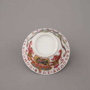 Wapenschild kop en bordje in Chinees porselein met wapenschild van de VOC, gedateerd 1728, Yongzheng — foto 3