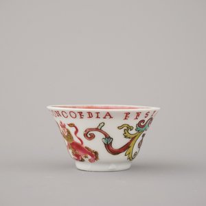 Wapenschild kop en bordje in Chinees porselein met wapenschild van de VOC, gedateerd 1728, Yongzheng — foto 4