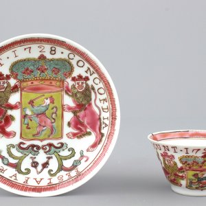 Wapenschild kop en bordje in Chinees porselein met wapenschild van de VOC, gedateerd 1728, Yongzheng — foto 1