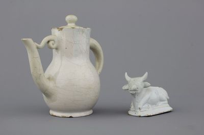Witte Delftse liggende koe en kan met deksel, beide 18e eeuw