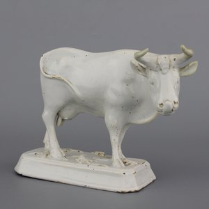 Witte Delftse staande koe, 18e eeuw — foto 1