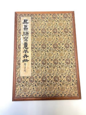 Wu Changshuo 吴昌硕 (1844-1927): Album contenant 10 sujets floraux accompagnés de calligraphie, encre et couleur sur papier — photo 1