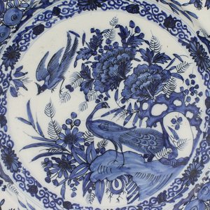 Zeer fijne grote blauw en witte Delftse chinoiserie schotel, laat 17e eeuw — foto 3