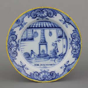 Zeldzaam blauw en wit Delfts bord met een tonnenmaker, gesigneerd en gedateerd 1762 — foto 1