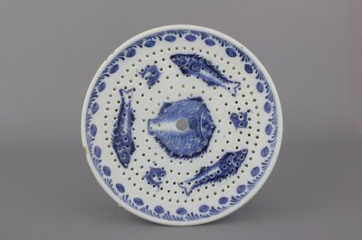 Zeldzaam blauw en wit rond Delfts visvergiet, 18e eeuw