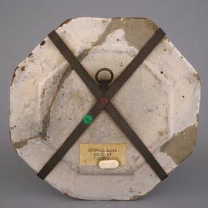 Zeldzaam Nederlands majolica bord met Bacchus op een ton, Haarlem, 17e eeuw — foto 2