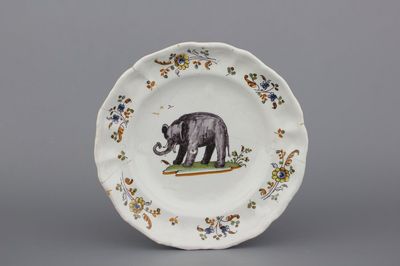 Zeldzaam Spaans bord met een olifant, Talavera, 18e eeuw
