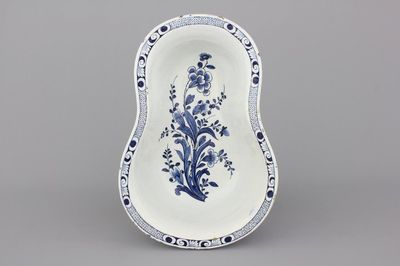 Zeldzame blauw en witte Delftse bidet, 18e eeuw