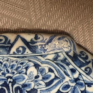 Zeldzame blauw en witte Delftse plaquette met wijnproeverij, 18e eeuw — foto 4