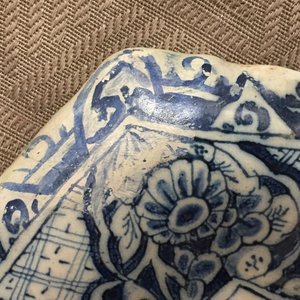 Zeldzame blauw en witte Delftse plaquette met wijnproeverij, 18e eeuw — foto 5