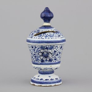 Zeldzame blauw en witte Delftse spaarpot, 18e eeuw — foto 1