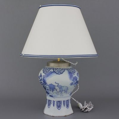 Zeldzame blauw en witte Delftse vaas met olifanten, gemonteerd als lamp, laat 17e eeuw