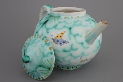 Zeldzame theepot met deksel in Brussels aardewerk met vlinders, 18e eeuw