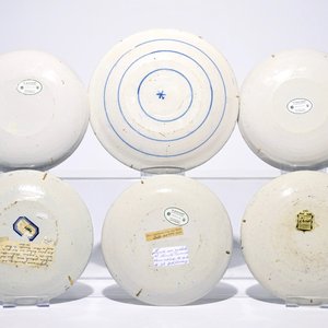 Zes blauw-witte en polychrome Delftse borden, 18e eeuw — foto 2