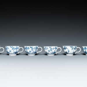 Zes blauw-witte porseleinen koppen en schotels, een chocoladekan, een kom en een theebus, Meissen, 18e eeuw — foto 16