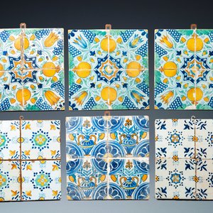 Zes blokken van vier polychrome Delftse ornamenttegels, 17e eeuw — foto 1