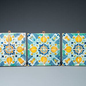 Zes blokken van vier polychrome Delftse ornamenttegels, 17e eeuw — foto 2
