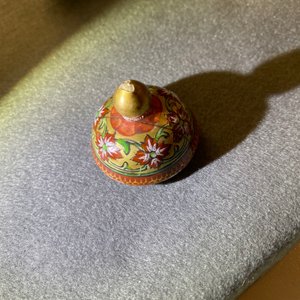 Zes Chinese Bencharong vaasjes en een kom voor de Thaise markt, 19e eeuw — foto 17