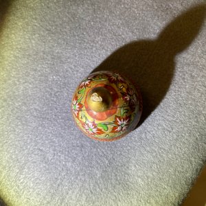 Zes Chinese Bencharong vaasjes en een kom voor de Thaise markt, 19e eeuw — foto 18