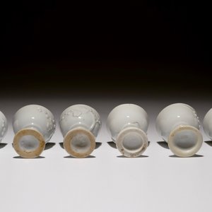 Zes Chinese blanc de Chine stemcups met reliëfdecor, 18/19e eeuw — foto 6