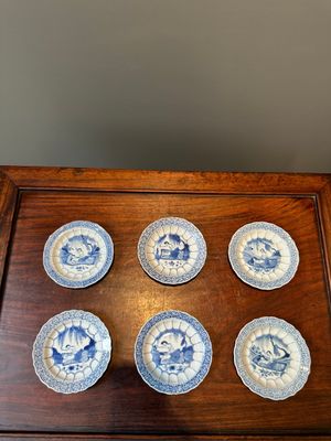 Zes Chinese blauw-witte 'acupunctuur' schoteltjes, Kangxi — foto 1