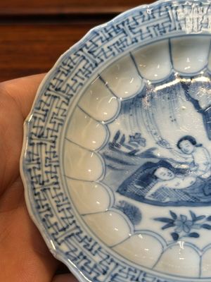 Zes Chinese blauw-witte 'acupunctuur' schoteltjes, Kangxi — foto 4