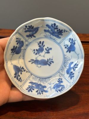 Zes Chinese blauw-witte bloemvormige 'sanduo' koppen en schotels, lingzhi merk, Kangxi — foto 9