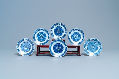Zes Chinese blauw-witte bordjes met Shou-karakters, Chenghua merk, Kangxi