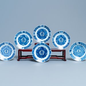 Zes Chinese blauw-witte bordjes met Shou-karakters, Chenghua merk, Kangxi — foto 1