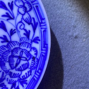 Zes Chinese blauw-witte (deksel-)koppen en schotels, Kangxi — foto 15