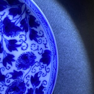 Zes Chinese blauw-witte (deksel-)koppen en schotels, Kangxi — foto 21