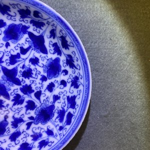 Zes Chinese blauw-witte (deksel-)koppen en schotels, Kangxi — foto 25