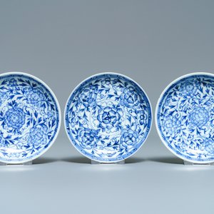 Zes Chinese blauw-witte (deksel-)koppen en schotels, Kangxi — foto 7