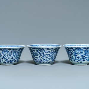Zes Chinese blauw-witte (deksel-)koppen en schotels, Kangxi — foto 10