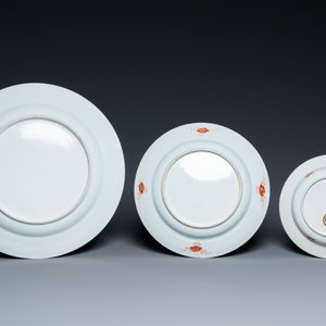 Zes Chinese blauw-witte en famille rose borden en een famille verte kom, Kangxi/Qianlong — foto 9