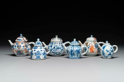 Zes Chinese blauw-witte en Imari-stijl theepotten, Kangxi/Yongzheng