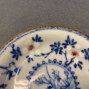 Zes Chinese blauw-witte en koperrode koppen en schotels, Kangxi — foto 11