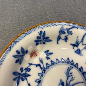 Zes Chinese blauw-witte en koperrode koppen en schotels, Kangxi — foto 12