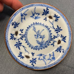 Zes Chinese blauw-witte en koperrode koppen en schotels, Kangxi — foto 14