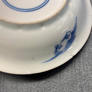 Zes Chinese blauw-witte en koperrode koppen en schotels, Kangxi — foto 21